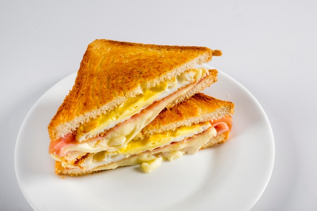 Sandwich de queso y pan de huevo misto caliente en una mesa de madera transparente conjunto rústico fino