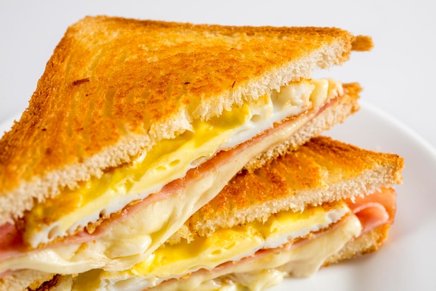Sandwich de queso y pan de huevo misto caliente en una mesa de madera transparente conjunto rústico fino