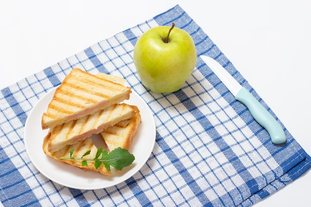 Sándwich de queso a la parrilla casero para el desayuno en el plato