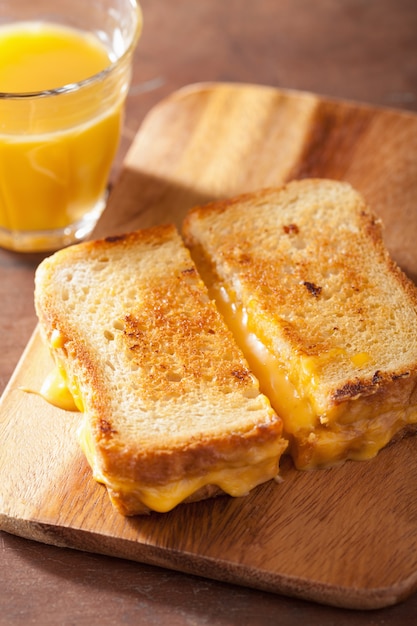 Foto sandwich de queso a la parrilla para el desayuno