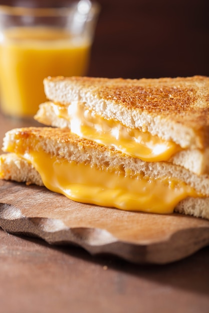 Sandwich de queso a la parrilla para el desayuno