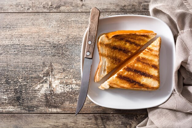 Sandwich de queso a la parrilla en la mesa de madera vista superior espacio de copia