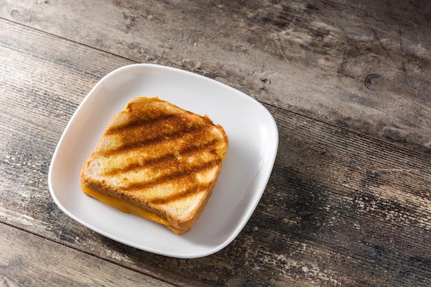 Sandwich de queso a la parrilla en mesa de madera