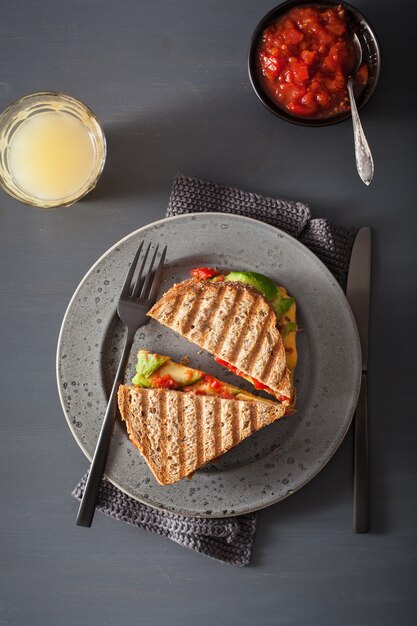 Sandwich de queso a la plancha con aguacate y tomate