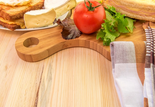 Sándwich de queso con tomate en la mesa