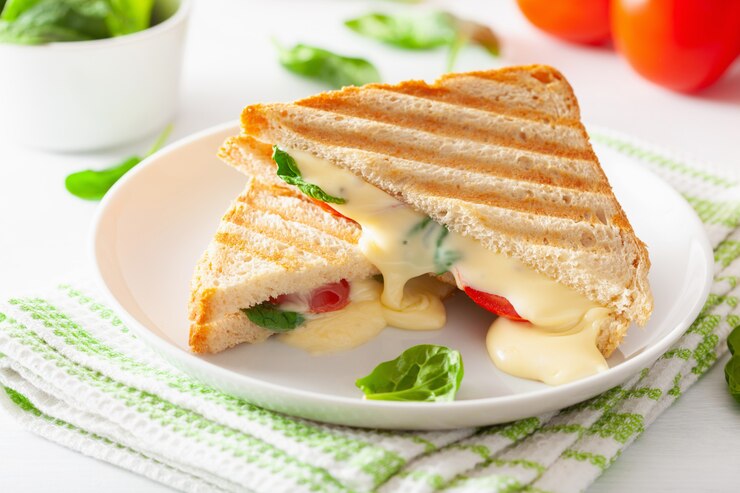 Foto sándwich de queso y tomate a la parrilla en blanco
