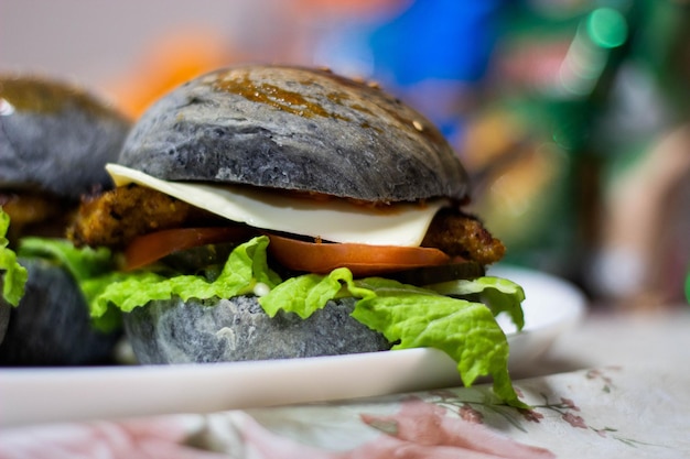 Un sándwich con queso y tomate se sienta sobre una mesa.