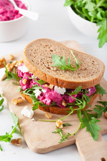 Sandwich de remolacha y queso feta con nueces y rúcula