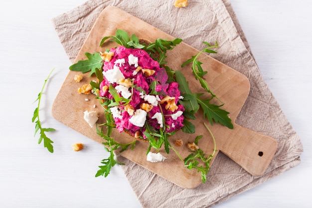 Sandwich de remolacha y queso feta con nueces y rúcula