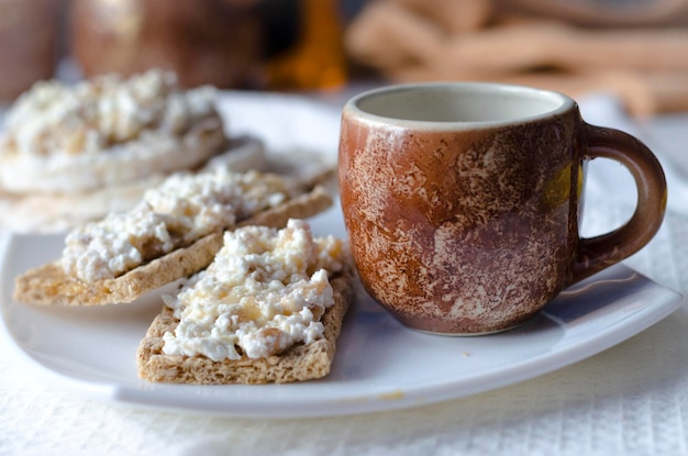 Sándwich de requesón, miel y plátano sobre pan dietético