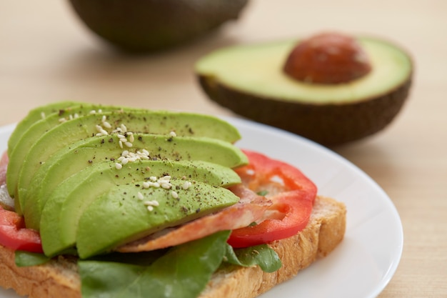 Foto sándwich con rodajas de aguacate y tocino