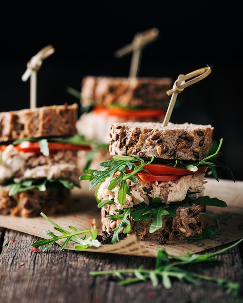 Sándwich con rúcula de atún y enfoque selectivo de tomate