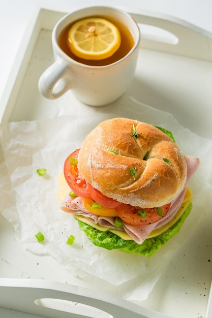 Sándwich sabroso y fresco hecho de tomates con queso y jamón