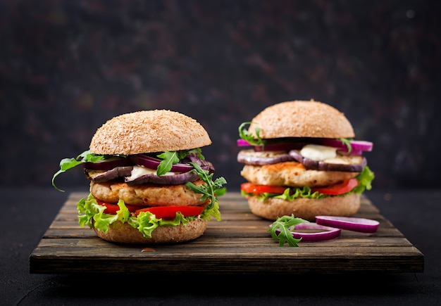 Sandwich saftige würzige Hähnchen Burger mit Tomaten und Auberginen