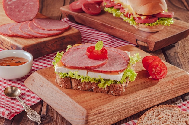 Sándwich de salami ahumado Salame Cracovia