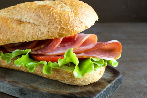 Sándwich de salami, jamón y ensalada.