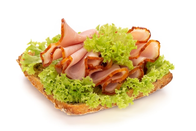 Sándwich con salchicha de jamón sobre fondo blanco.