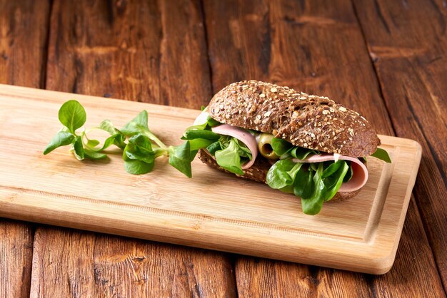 Sándwich con salchicha en una mesa de madera