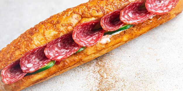 sándwich salchicha salami rebanada comida rápida comida fresca comida bocadillo en la mesa espacio de copia comida