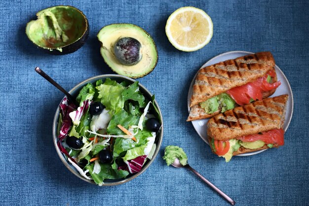 Sándwich de salmón con aguacate y lechuga