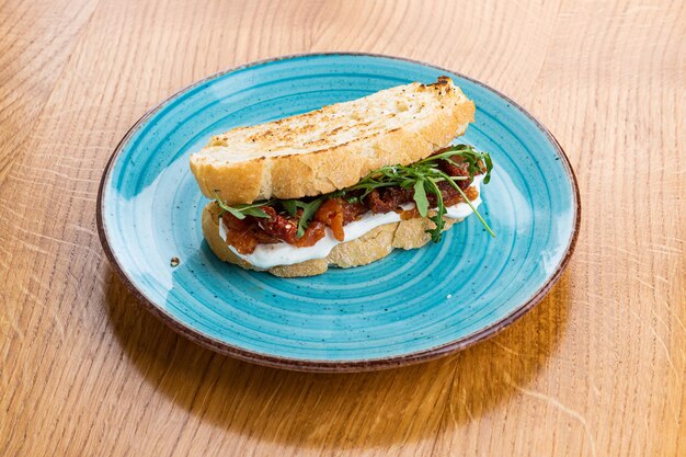 Foto sándwich con salmón y tomates secos al sol