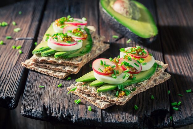 Sándwich saludable con aguacate, rábano y huevos