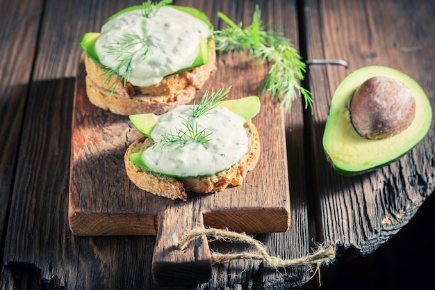 Sándwich saludable con aguacate y salsa tzatziki