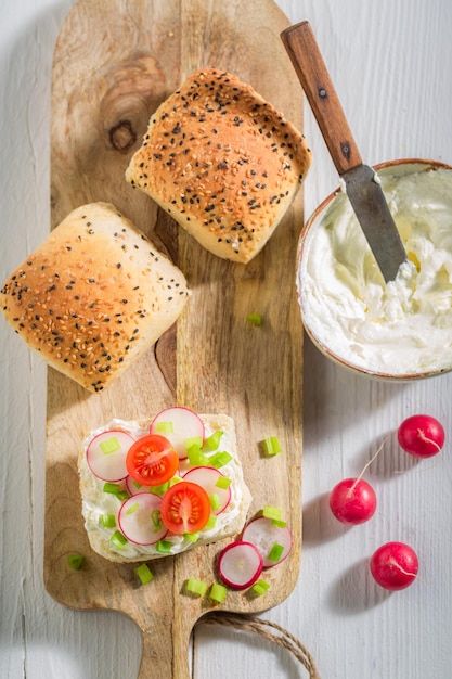 Sándwich saludable y casero con tomates de rábano y queso cremoso