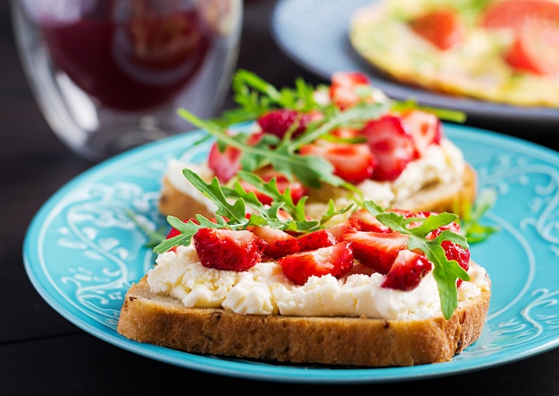 Sándwich saludable con fresa y queso crema.