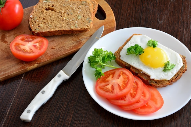 sándwich saludable con huevo frito y perejil aislado en plato blanco