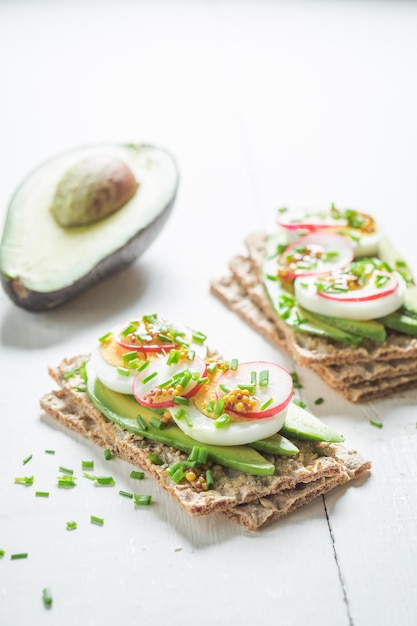 Sándwich saludable con huevos de aguacate y rábano