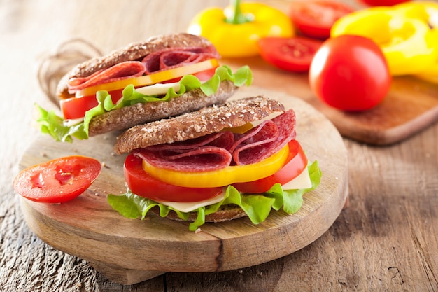 Sandwich saludable con lechuga y tomate salami