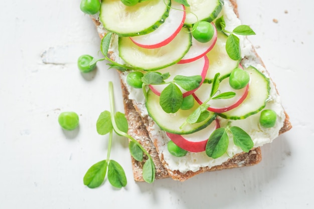 Sándwich saludable con queso cremoso de aguacate y guisantes