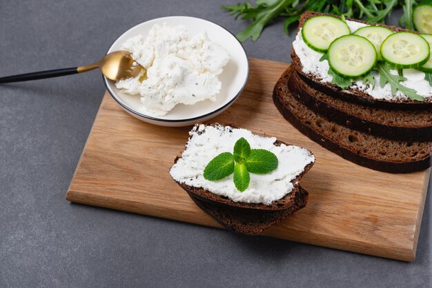 Sándwich saludable con requesón blanco pepino y rúcula