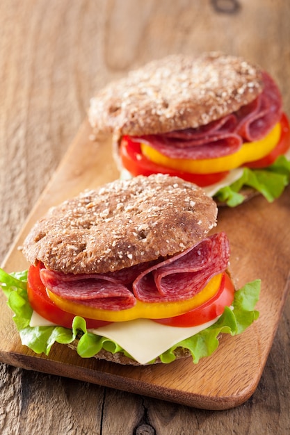 Sándwich saludable con salami tomate pimiento y lechuga