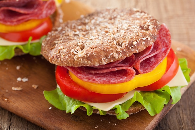 Sándwich saludable con salami tomate pimiento y lechuga