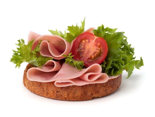 Sándwich saludable con verdura y jamón ahumado