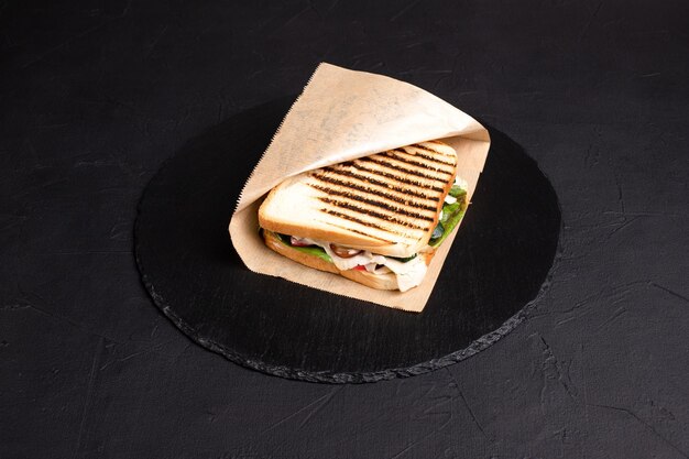 Sándwich sándwich diferentes vistas en una vista lateral de fondo negro