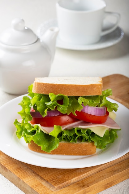 Sándwich de sándwich natural con queso jamón lechuga tomate y cebolla morada