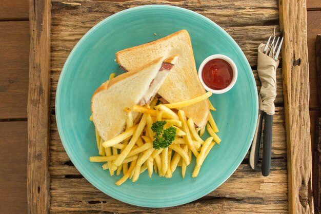 Sandwich Schinken Käse und Pommes Frites