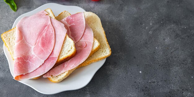 sandwich schinken schweinefleisch wurst fast food mahlzeit snack auf dem tisch kopienraum essen hintergrund rustikal