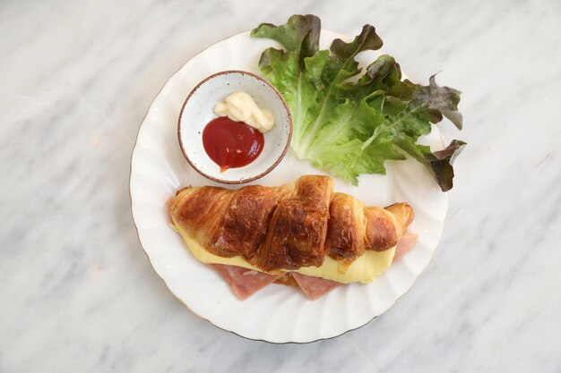 Sandwich-Schinken und Käse auf weißem Tisch im Café