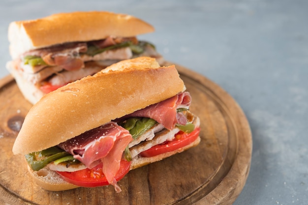 Sandwich Serranito típico de Andalucía con jamón, pimiento y lomo de cerdo a la plancha