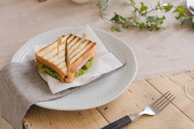 Sandwich servido en plato