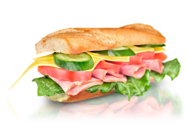 Sándwich submarino de ensalada de jamón y queso de baguette recién cortada
