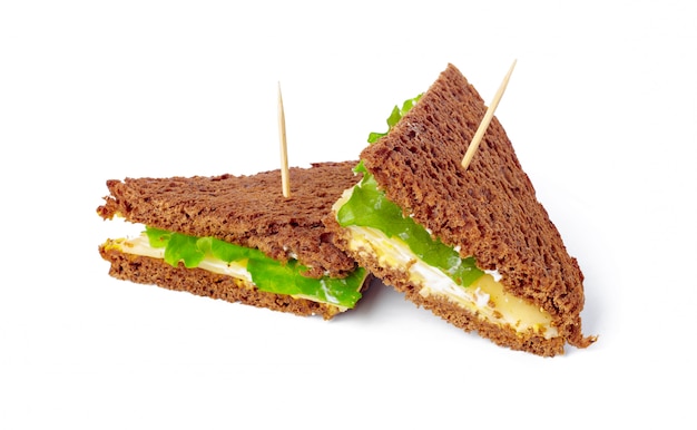 Sandwich en superficie blanca