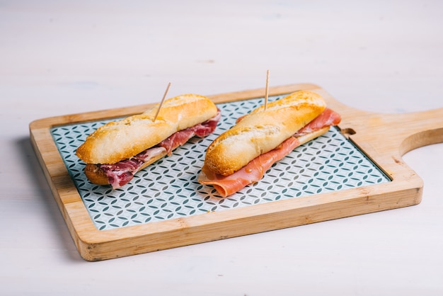 Sándwich típico de jamón serrano o ibérico. . guijuelo, ibérico. Elemento de menú de bar o restaurante español clásico tradicional.
