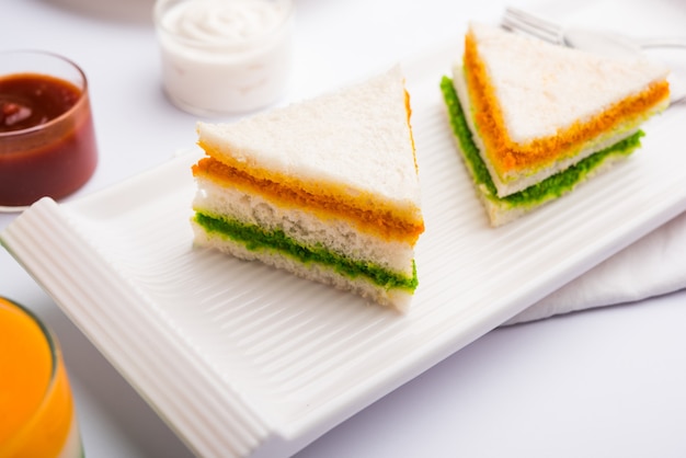 Sándwich de Tiranga tricolor con salsa picante de naranja y verde imagen perfecta para la república india o el saludo del día de la independencia