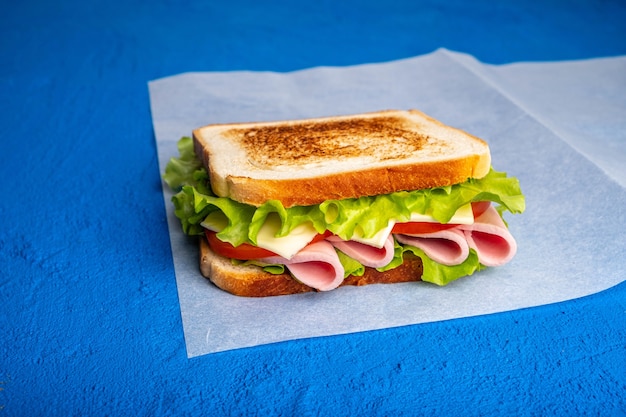 Sándwich con tocino, tomates y hierbas.