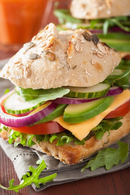 Sandwich de tomate y aguacate con cebolla de pepino